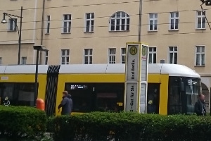 Pkw gegen Straßenbahn: Bei einem Unfall mit den Vieltonnern sind schwerste Verletzungen möglich.