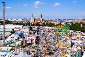 Wer auf öffentlichen Plätzen ein Volksfest veranstalten möchte, benötigt gemäß Straßenrecht eine Sondergenehmigung.