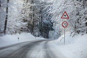 Winterliche Straßenverhältnisse: Schneeketten müssen in einigen Gebieten zusätzlich angebracht werden.