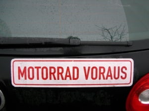 Nach der ersten Stufe ist beim Stufenführerschein auf dem Motorrad nur noch eine praktischen Prüfung vorgeschrieben.