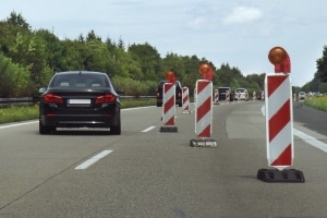 StVO zur Geschwindigkeitsbegrenzung: Die Aufhebung erfolgt nach der Gefahrenstelle in der Regel ohne ein Schild.