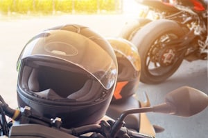 Gemäß StVO: Auf dem Motorrad gilt eine Helmpflicht.