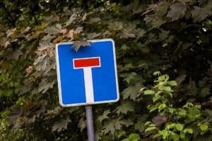 Gemäß StVO wird eine Sackgasse unter bestimmten Umständen durch ein Verkehrszeichen gekennzeichnet.