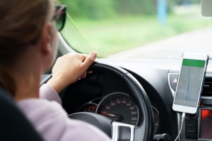 Das Telefon am Steuer als Navi zu verwenden, bleibt u. U. sanktionsfrei.