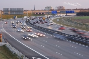 Was besagt der Gesetzgeber zum Abzug einer Toleranz auf der Autobahn?