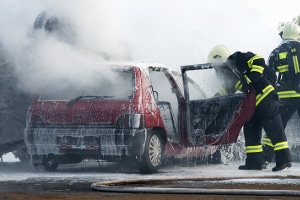 Für den Totalschaden am Fahrzeug des Unfallverursachers kann dessen Vollkasko aufkommen.