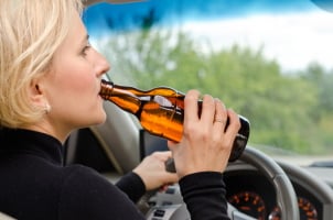 Trunkenheit im Verkehr gilt als Straftat und wird mit Geld- oder Freiheitsstrafe geahndet.