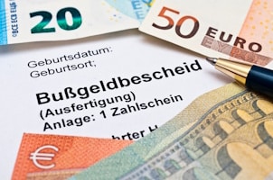 Wer den TÜV-Aufkleber nicht richtig lesen kann, riskiert ein Bußgeld!