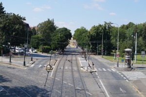 Kreuzende Verkehrswege: Häufig kommt es aufgrund von Fehlern der Fußgänger, Radler oder Pkw-Fahrer zu einem Unfall mit der Straßenbahn.