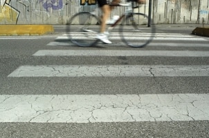 Unfall auf dem Zebrastreifen: Nicht nur Fußgänger, auch unvorsichtige Fahrradfahrer sind gefährdet.