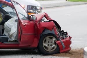 Kommt es bei unrechtmäßiger Benutzung eines roten Nummernschilds zu einem Unfall, drohen schwere Strafen.