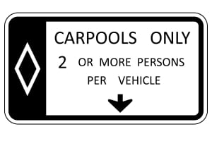 Verkehrsschilder in den USA: Sogenannte „carpool lanes“ dürfen nur Fahrgemeinschaften nutzen.