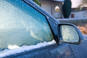 Um für Verkehrssicherheit im Winter zu sorgen, muss das Auto von Schnee und Eis befreit werden.