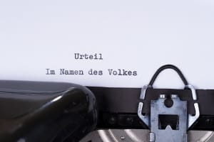 Betrifft ein Vergehen das Verkehrsstrafrecht, wird der Fall vor Gericht verhandelt.