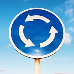 Das Verkehrszeichen 215 weist gemäß StVO einen echten Kreisverkehr aus.