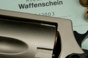 Vorderlader zu kaufen, ist ohne Waffenschein möglich. Allerdings kann bei einigen Typen ein Waffenbesitzkarte notwendig sein.