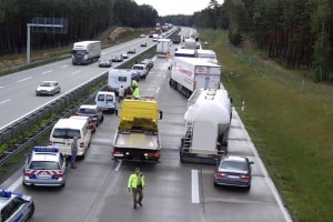 Haben Sie die Vorfahrt genommen und einen Unfall verursacht? Eine Strafe ist hier möglich.