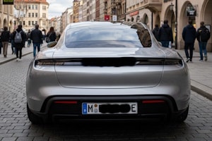 Vorteil bim Hybrid-Auto können Kraftstoffeinsparrungen und das E-Kennzeichen sein.