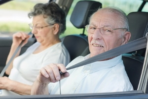 Es existieren diverse Warnsignale, bei denen Sie überlegen sollten, auf das Autofahren im Alter zu verzichten.