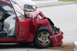 Ein Autounfall auf dem Weg zur Arbeit kann ein Wegeunfall sein.