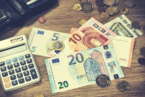 Rücknahme vom Widerspruch gegen den Bußgeldbescheid: Kosten entstehen anteilig.
