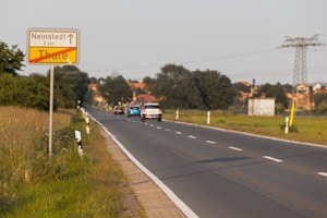 Wie weit sind Leitpfosten voneinander entfernt? In der Regel sind es 50 m.