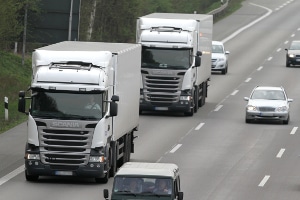 Für Lkw und Pkw mit Anhänger gilt auf der Autobahn eine zulässige Geschwindigkeit