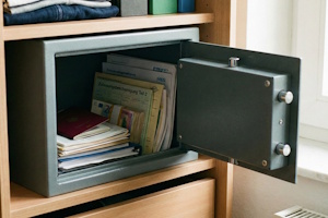 Grundsätzlich sollten Sie die Zulassungsbescheinigung Teil 2 nicht mitführen, sondern an einem sicheren Ort verwahren.