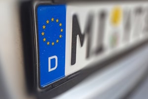 Zuteilung: Ein amtliches Kennzeichen ist immer nur für ein Fahrzeug gültig.